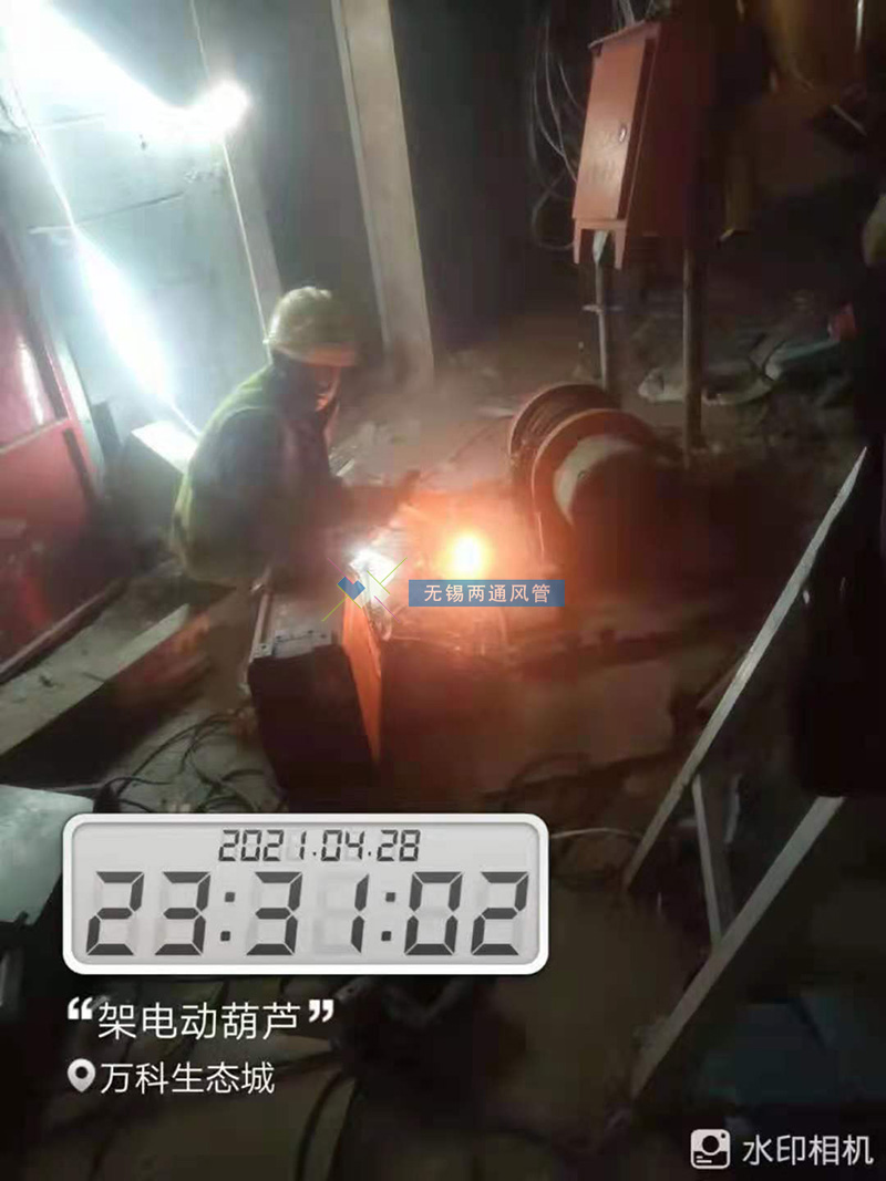 無(wú)錫兩通通風(fēng)管道公司的員工正在萬(wàn)科生態(tài)城架電動(dòng)葫蘆