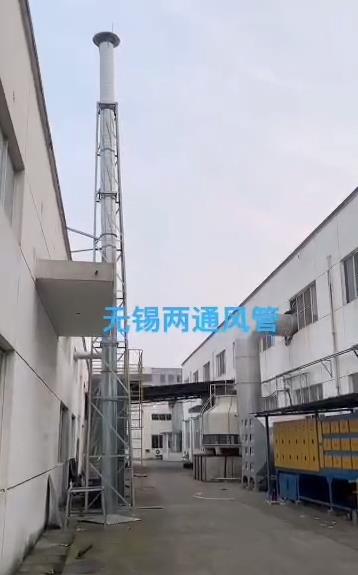 兩套油煙排放凈化工程結(jié)束，304不銹鋼焊接風(fēng)管，兩個(gè)煙囪
